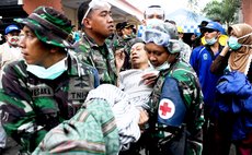 EAST JAVA, Feb. 15, 2014 (Xinhua) -- Medical staff transfer a patient to a hospital in East Java province, Indonesia, on Feb. 15, 2014. 