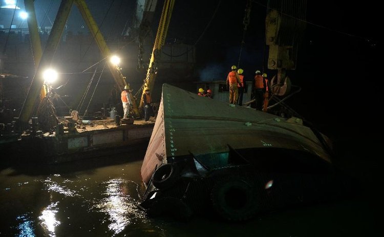 Rescuers salvage the wreck after a tug boat sank in the Yangtze River near Jingjiang City in east China's Jiangsu Province, Jan. 16, 2015. 