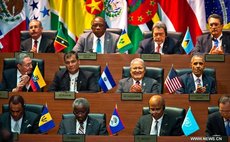 Cuba's President Raul Castro (L Central Row) and U.S. President Barack Obama (R Central Row) at the Summit of the Americas in Panama City, Panama, April 10, 2015. (Xinhua/Liu Bin)