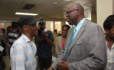 Jamaican Minister of Health Fenton Ferguson (R) shakes hands with a patient who seeks medical care from a Chinese medical team at Kingston Public Hospital, in Jamaica, May 22, 2015