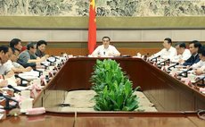 Chinese Premier Li Keqiang (C) speaks during a meeting with economists and entrepreneurs in Beijing, capital of China, July 10, 2015. (Xinhua/Yao Dawei)