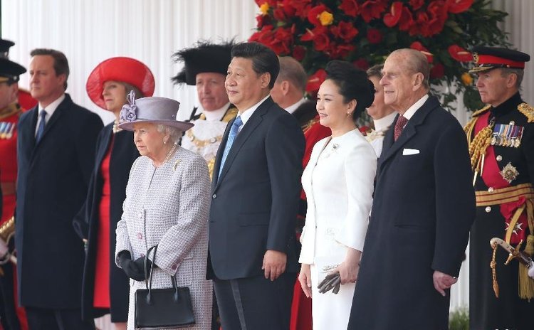 Chinese PresidentXi Jinping(2nd L, front), his wife Peng Liyuan (2nd R, front), British Queen Elizabeth II (1st L, front), and Prince Philip (1st R, front) in London, Oct. 20, 2015. (Xinhua/Pang Xingl