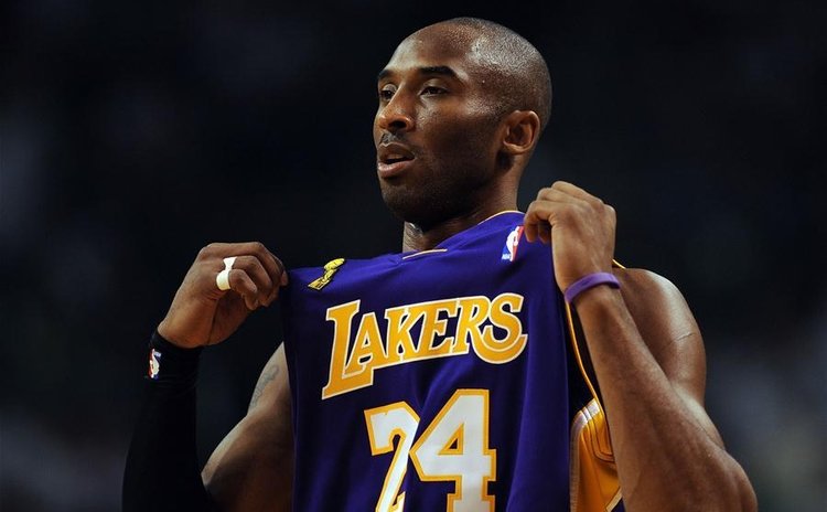 Kobe Bryant show Lakers shirt
