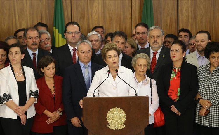 The Brazilian President, Dilma Rousseff (C), 