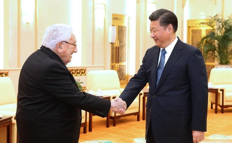 Chinese President Xi Jinping (R) meets with former U.S. Secretary of State Henry Kissinger in Beijing, capital of China, Dec. 2, 2016. (Xinhua/Ma Zhancheng)
