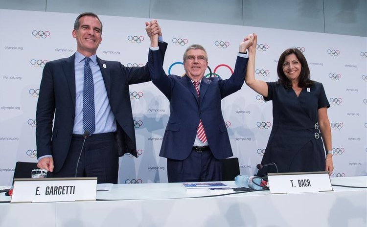 Los Angeles Mayor Eric Garcetti (L), International Olympic Committee (IOC) President Thomas Bach (C) and Paris Mayor Anne Hidalgo attend a press conference 