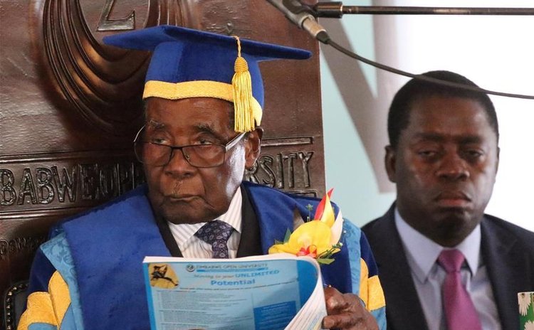 Zimbabwe's President Robert Mugabe officiates at a graduation ceremony of Zimbabwe Open University in Harare, capital of Zimbabwe on Nov. 17, 2017. (Xinhua)