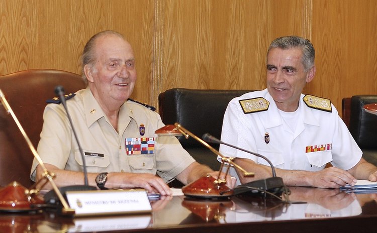 MADRID, Aug. 3, 2012 (Xinhua) --Spain's King Juan Carlos (L) meets with admiral Fernando Garcia Sanchez at the Spanish Defense in Madrid, Spain, on August 2, 2012. 