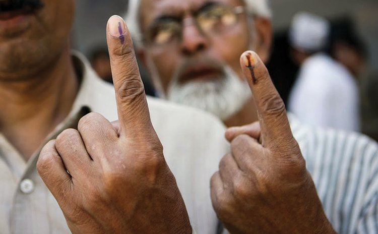 Fundermental rights of Democracy, Voting : photo of men showing fingers after voting