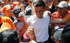 CARACAS, Feb. 28, 2013 (Xinhua)  -- Opposition political leader Leopoldo Lopez (C) arrives at the headquarters of the Public Prosecutor, while his supporters demonstrate in his favor, in Caracas, Vene