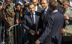 PARIS, July 9, 2013 (Xinhua) -- Former French President Nicolas Sarkozy arrives at the entrance of the UMP headquarters in Paris, France, July 8, 2013. 