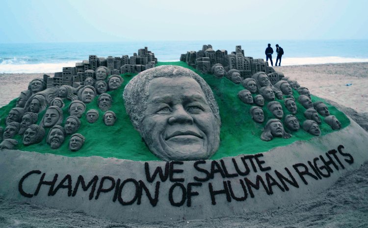 BHUBANESWAR, Dec. 10, 2013 (Xinhua) -- A sand sculpture of Nelson Mandela (C), on the eve of the International Human Rights Day in Puri, Bhubaneswar India, Dec. 9, 2013. 