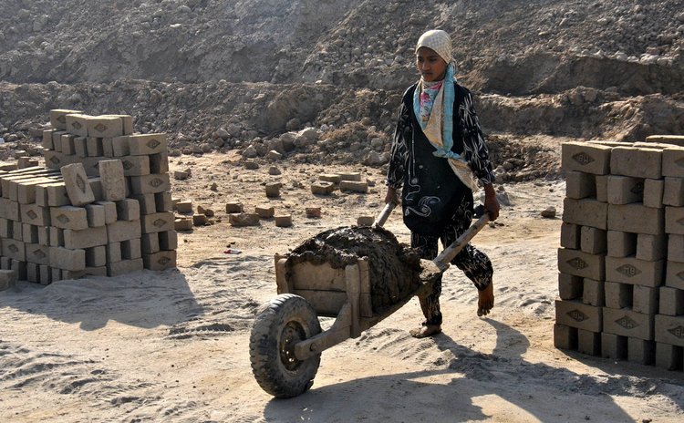 LAHORE, March 8, 2014 (Xinhua) -- A Pakistani woman labourer works at a brick factory in eastern Pakistan's Lahore, March 8, 2014, the International Women's Day. (Xinhua/Sajjad)