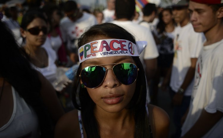 PANAMA CITY, March 24, 2014 (Xinhua) -- A woman takes part in a rally in solidarity with Venezuelan demonstrators, in Panama City, capital of Panama, on March 23, 2014. 