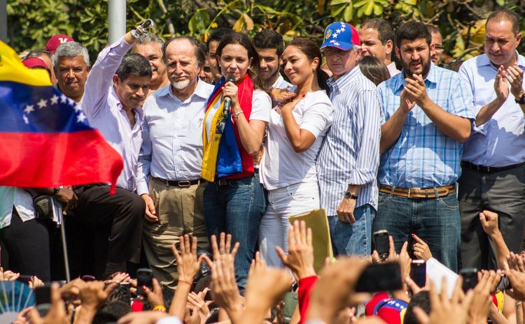 CARACAS, March 27, 2014 (Xinhua) -- Venezuelan opposition Congresswoman Maria Corina Machado (C) delivers a speech during a rally at Brion de Chacaito Square, in Caracas, Venezuela, on March 26, 2014.