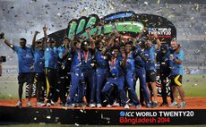 DHAKA, April 7, 2014 (Xinhua) -- Players of Sri Lanka celebrate with the trophy after winning the ICC Twenty20 World Cup cricket title, Dhaka, April 6, 2014. 