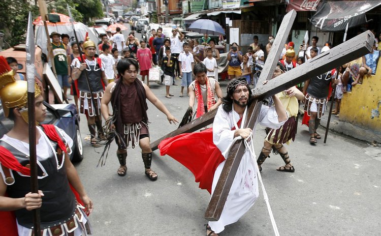 MANDALUYONG CITY, April 17, 2014 (Xinhua) -- An actor playing the role of Jesus Christ during a Passion Play on a street in Mandaluyong City, the Philippines, April 17, 2014. 