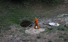 BHUBANESWAR, April 22, 2014 (Xinhua) -- A village woman reaches a well to collect water on the eve of World Earth Day. 