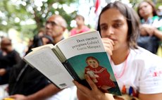 CARACAS, April 24, 2014 (Xinhua) -- A woman reads the book "Strange Pilgrims: Twelve Stories" by late Colombian writer Gabriel Garcia Marquez, in Caracas, Venezuela, on April 23, 2014. 