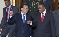  ADDIS ABABA, May 4, 2014 (Xinhua) -- Chinese Premier Li Keqiang (L) talks with Ethiopian Prime Minister Hailemariam Desalegn in Addis Ababa, Ethiopia, May 4, 2014. 