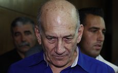 JERUSALEM, May 13, 2014 (Xinhua) -- Former Israeli Prime Minister Ehud Olmert (L) arrives for sentence at the Tel Aviv District Court, Israel, on May 13, 2014. 