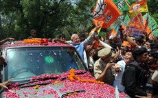  NEW DELHI, May 17, 2014 (Xinhua) -- Supporters greet India's main opposition Bharatiya Janata Party (BJP) leader and India's prime minister-designate Narendra Modi in New Delhi, India, May 17, 2014. 