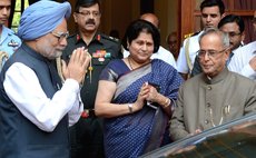 NEW DELHI, May 17, 2014 (Xinhua) -- Indian Prime Minister Manmohan Singh (L, front) gestures to Indian President Pranab Mukherjee (R, front) after submitting his resignation,New Delhi, India, May 17, 