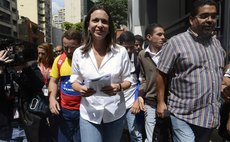 CARACAS, May 30, 2014 (Xinhua) --Venezuelan opposition leader Maria Corina Machado (C) arrives at the General Prosecutor's office in Caracas May 29, 2014.