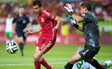 SEVILLA, May 31, 2014 (Xinhua) -- Spain's Pedro (L) vies during the international friendly football match against Bolivia in Sevilla on May 30, 2014. Spain won 2-0. (Xinhua/Xie Haining)