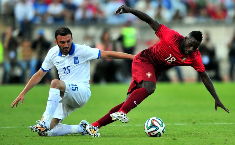 LISBON, June 1, 2014 (Xinhua) -- Portugal's Silvestre Varela (L) vies with Greece's Vasilis Torosidis during the friendly football match at the Jamor National stadium in Oeiras, Portugal, on May 31, 2