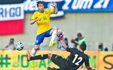 GOIANIA, June 4, 2014 (Xinhua) -- Brazil's Maxwell (top) vies for the ball during a friendly match ahead of FIFA 2014 World Cup against Panama, in Brazil, on June 3, 2014. 