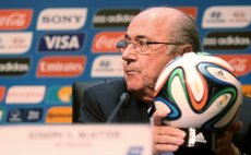 SAO PAULO, Jun. 6, 2014 (Xinhua) -- FIFA's president Joseph Blatter holds the FIFA World Cup official soccer ball during a press conference for the World Cup 2014 in Sao Paulo, Brazil, on June 5, 2014