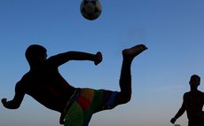 BELO HORIZONTE, June 19, 2014 (Xinhua) -- Local residents play football on a beach in Belo Horizonte, Brazil, June 19, 2014.(Xinhua/Yang Lei)(pcy) 