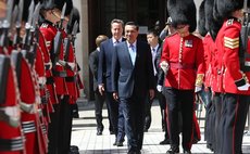 LONDON, June 17, 2014 (Xinhua) -- Chinese Premier Li Keqiang (C) attends a welcoming ceremony hosted by British Prime Minister David Cameron in London, Britain, June 17, 2014. 
