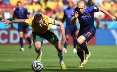 PORTO ALEGRE, June 18, 2014 (Xinhua) -- Australia's Alex Wilkinson (L) vies with Netherlands' Arjen Robben during a Group B match between Australia and Netherlands of 2014 FIFA World Cup 