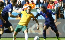 PORTO ALEGRE, June 18, 2014 (Xinhua) -- Netherlands' Daley Blind (L) vies with Australia's Mark Bresciano during a Group B match between Australia and Netherlands