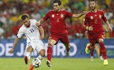 RIO DE JANEIRO, June 18, 2014 (Xinhua) -- Chile's Eduardo Vargas (L) competes with Spain's Javi Martinez (C) during a Group B match between Spain and Chile of 2014 FIFA World 