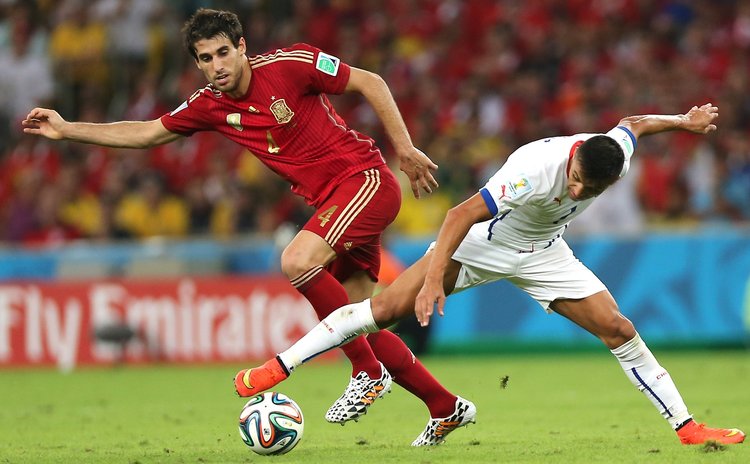 RIO DE JANEIRO, June 18, 2014 (Xinhua) -- Spain's Javi Martinez (L) competes with Chile's Alexis Sanchez during a Group B match between Spain and Chile of 2014 FIFA World Cup