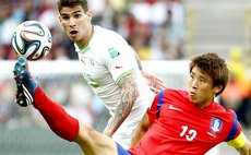 PORTO ALEGRE, June 22, 2014 (Xinhua) -- Korea Republic's Park Chu Young  and Algeria's Carl Medjani during a Group H match between Korea Republic and Algeria of 2014 FIFA World Cup 