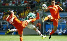 FORTALEZA, June 29, 2014 (Xinhua) -- Netherlands's Ron Vlaar (L) and Stefan de Vrij (R) vie with Mexico's Hector Herrera (C) during match between Netherlands and Mexico 