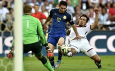  Germany's Mats Hummels (R) and goalkeeper Manuel Neuer (L) defend against Argentina's Lionel Messi during the final match between Germany and Argentina of 2014 FIFA World Cup at the Estadio do Maraca 