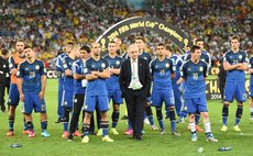 RIO DE JANEIRO, July 13, 2014 (Xinhua) -- Argentina's coach Alejandro Sabella (C, front) and players after the final match between Germany and Argentina of 2014 FIFA World Cup  