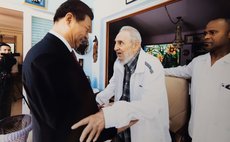 HAVANA, July 22, 2014 (Xinhua) -- Chinese President Xi Jinping (L) visits Cuban revolution leader Fidel Castro in Havana, capital of Cuba, July 22, 2014. (Xinhua) (ry)