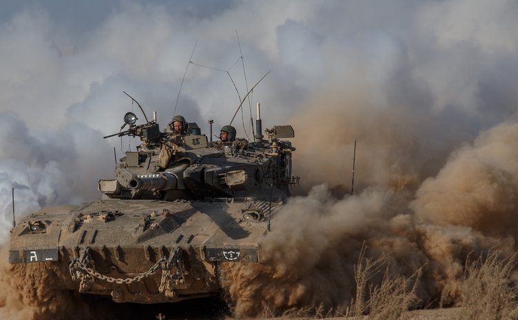 GAZA BORDER, July 28, 2014 (Xinhua) -- A Merkava tank rolls in southern Israel near the border with Gaza, on July 27, 2014