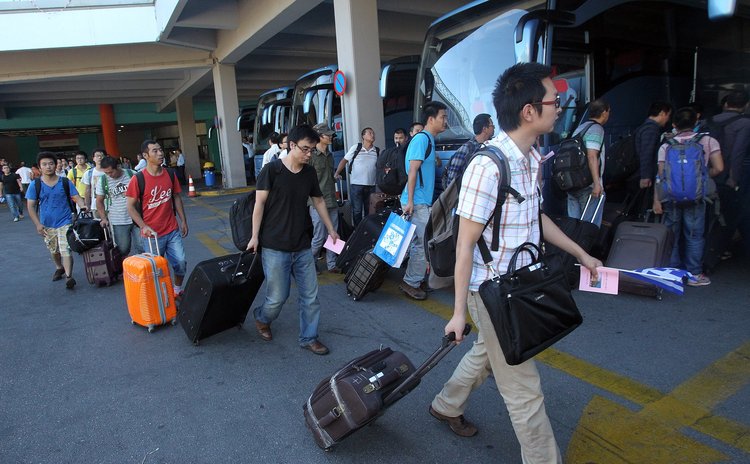 ATHENS, Aug. 2, 2014 (Xinhua) -- Chinese evacuees from Libya arrive at Piraeus port, Greece, on Aug. 2, 2014