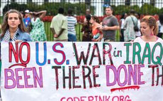 WASHINGTON D.C., Aug. 12, 2014 (Xinhua) -- A rally to protest the U.S. airstrikes in Iraq is held outside the White House in Washington D.C., United States, Aug. 11, 2014.