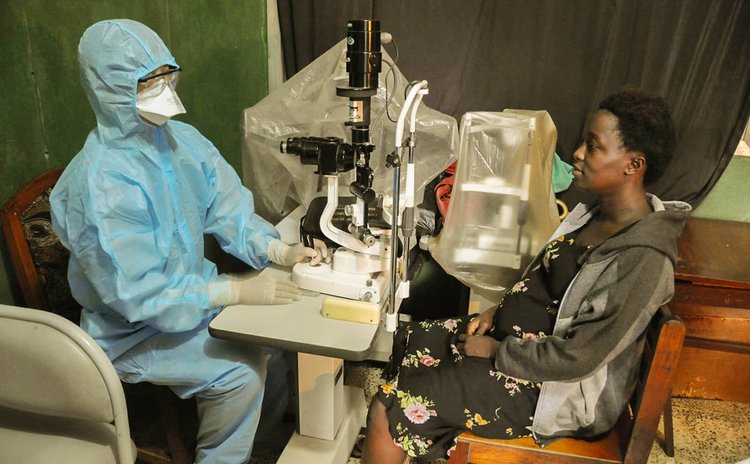 FREETOWN, Aug. 15, 2014 (Xinhua) -- A Chinese doctor works at the ophthalmological clinic of the Kingharman Road Hospital in Freetown, Sierra Leone, Aug. 14, 2014. 