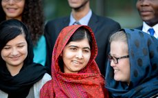 NEW YORK, Aug. 8, 2014 (Xinhua) -- Education advocate Malala Yousafzai (C) poses for a picture with youthsat the UN headquarters in New York, on Aug. 18, 2014