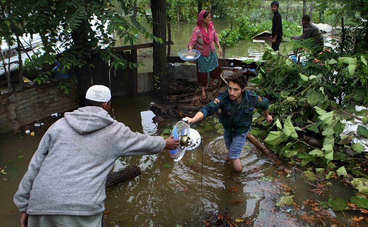 SRINAGAR, Sept. 7, 2014 (Xinhua) -- Kashmir people transfer their belongings to safer place after their house submerged in flood water in Srinagar, summer capital of Indian-controlled Kashmir, Sept. 7