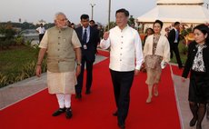 Chinese President Xi Jinping (C) and Indian Prime Minister Narendra Modi (1st L) visit a riverside park development project in Gujarat, India, Sept. 17, 2014. 